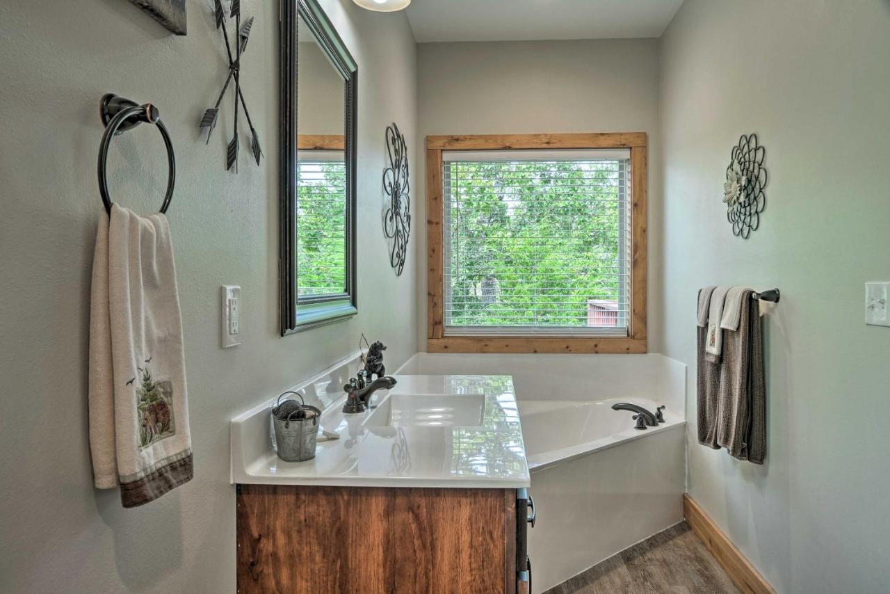 Branson West Cabin With Pool Access And Golfing Экстерьер фото